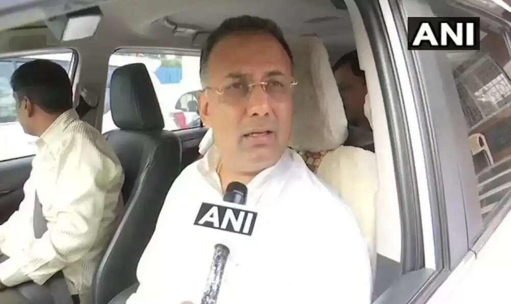 தினேஷ் குண்டுராவ் கார் மீது தாக்குதல்.. பாதியில் வெளியேறிய நாராணயசாமி