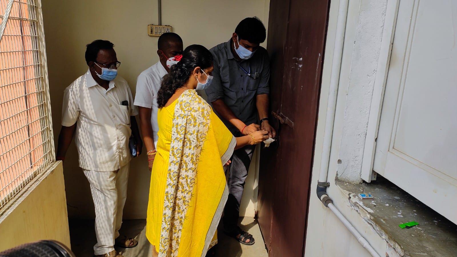 ஈரோட்டில் பிரபல திரை அரங்குக்கு சீல்வைத்த அதிகாரிகள்!