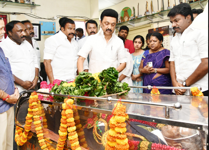 முன்னாள் நீதிபதி கே.சாமிதுரை உடலுக்கு முதல்வர் அஞ்சலி