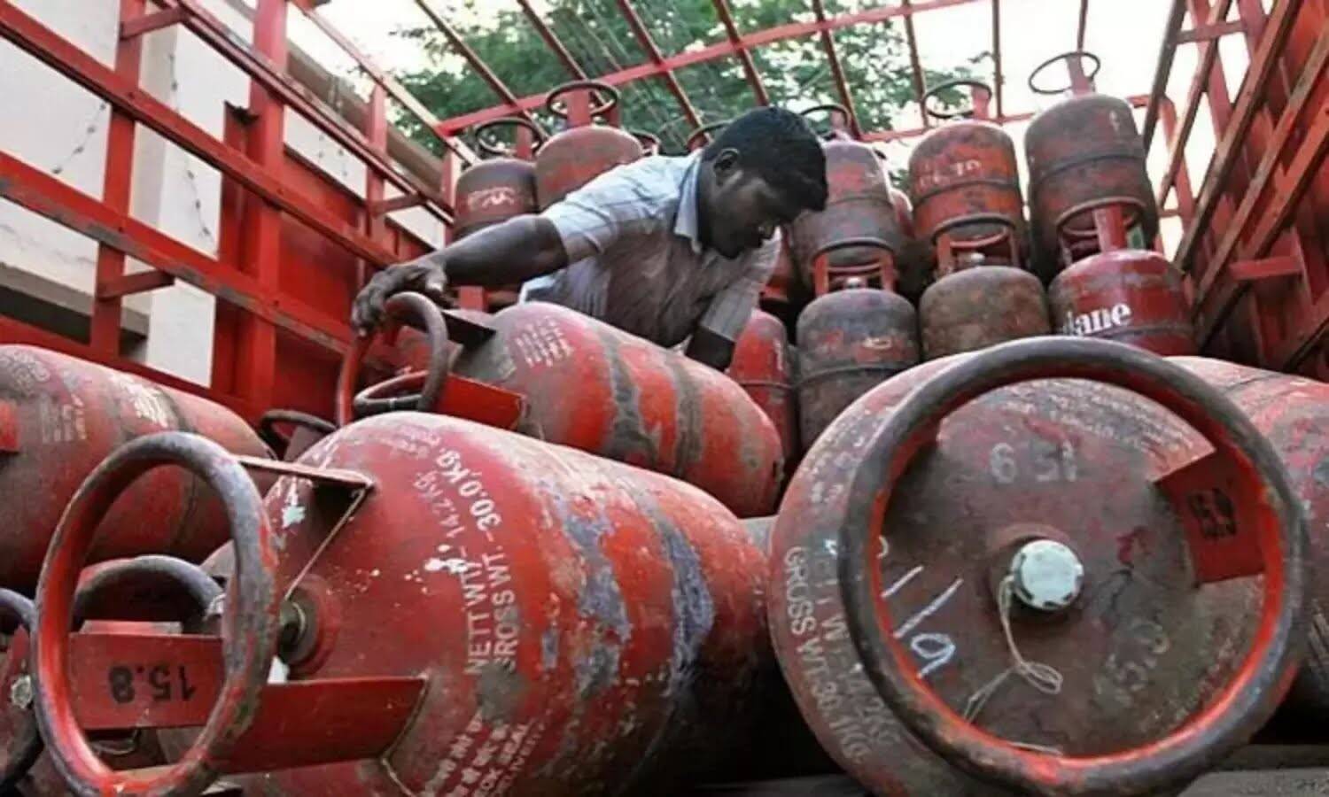 மக்கள் ஷாக்..!! சிலிண்டர் விலை ரூ.110 உயர்வு!