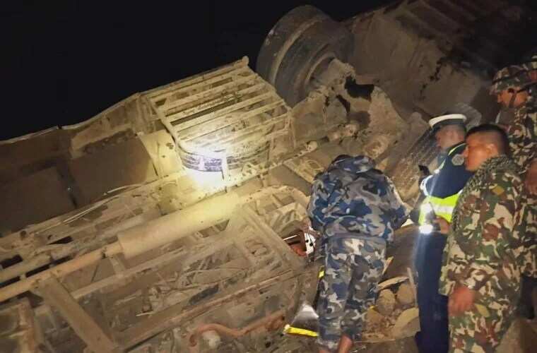 பெரும் சோகம்..!! நேபாளத்தில் பஸ் ஆற்றில் கவிழ்ந்து 17 பேர் பலி..!!