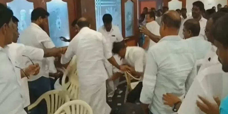 அதிமுக உட்கட்சி தேர்தல் மோதல்-சரமாரியாக தாக்கிக்கொண்ட தொண்டர்கள்