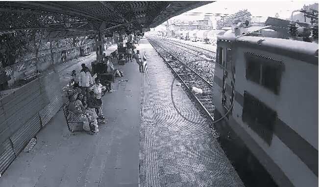 ரயிலில் சக்கரத்தில் தலைவைத்து தற்கொலை.. பகீர் வீடியோ..!!