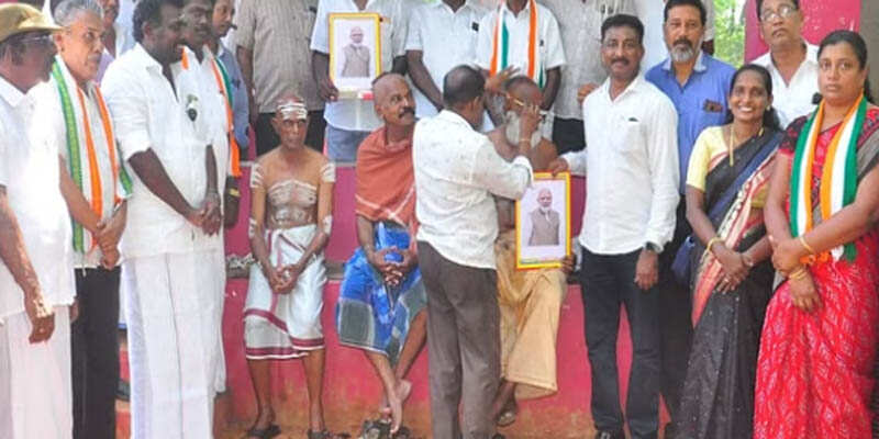 அதிர்ச்சி! பிரதமர் மோடி படத்துடன் சுடுகாட்டுக்கு போய் மொட்டை போட்ட காங்கிரசார்!