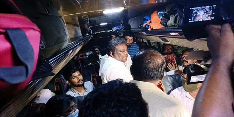 அதிரடி! இதுவே முதல்முறை! ஆம்னி பேருந்துகளில் போக்குவரத்துறை அமைச்சர் ஆய்வு! கூடுதல் கட்டணத்தை திருப்பி தர உத்தரவு