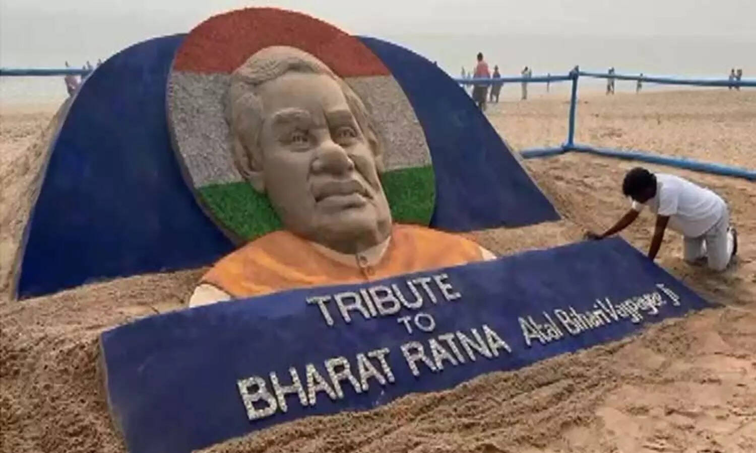 வாஜ்பாயின் 101-வது பிறந்தநாள் - ஒடிசா கடற்கரையில் சிறப்பு மணல் சிற்பம்..!!