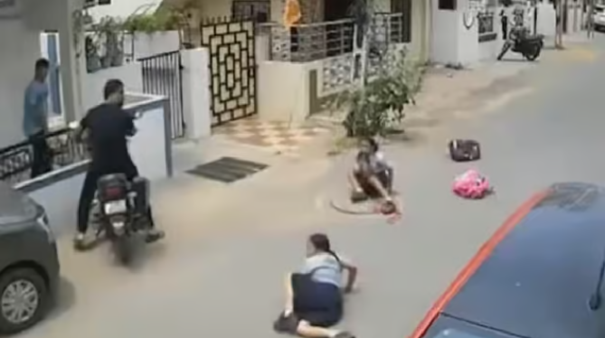 பள்ளி வேனில் இருந்து கீழே விழுந்த மாணவிகள் - அதிர்ச்சியூட்டும் வீடியோ!!