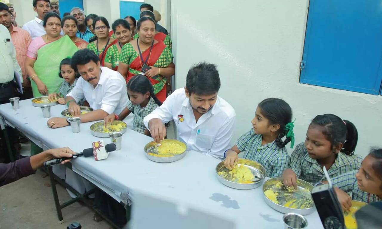பள்ளி மாணவர்களுடன் அமர்ந்து காலை உணவு சாப்பிட்ட அமைச்சர் உதயநிதி ஸ்டாலின்