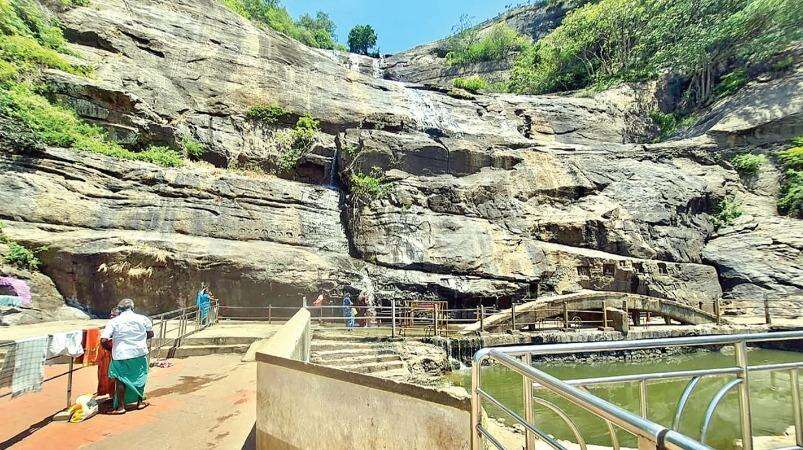 கோடை வெப்பத்தால் வறண்டு போன குற்றால அருவிகள்