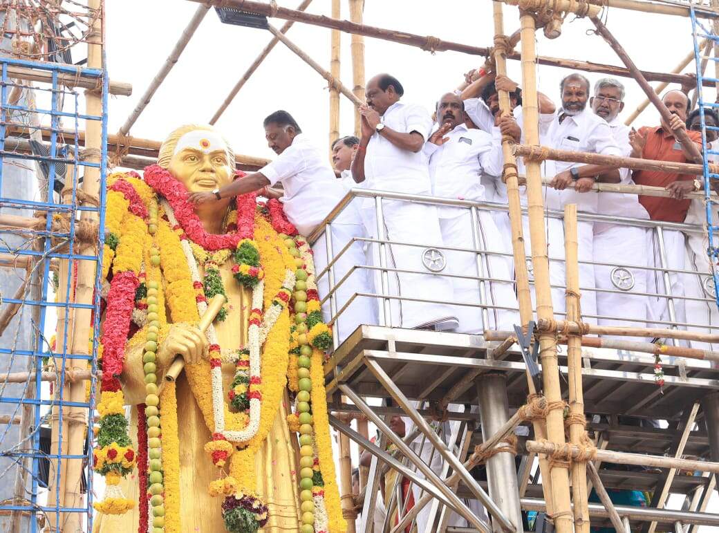 தேவர் திருவுருவ சிலைக்கு ஓ.பன்னீர்செல்வம் மாலை அணிவித்து மரியாதை