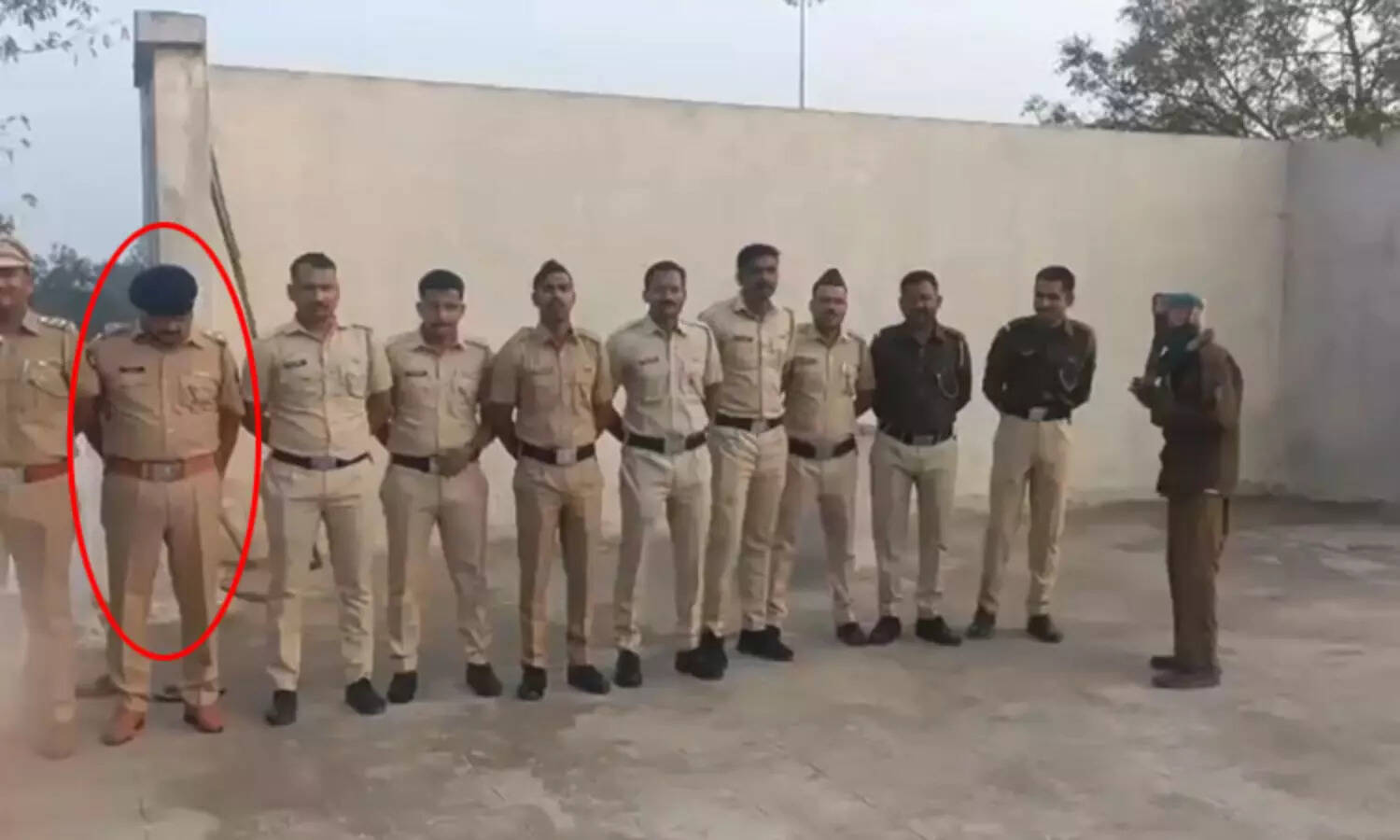 கடைசி மூச்சு வரை தேசப்பணி! - மவுன அஞ்சலியின் போது நிலைகுலைந்து விழுந்த போலீஸ் மரணம்..!