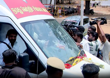 #BREAKING : விஜய் வாகனத்தில் தேர்தல் பறக்கும் படையினர் சோதனை!