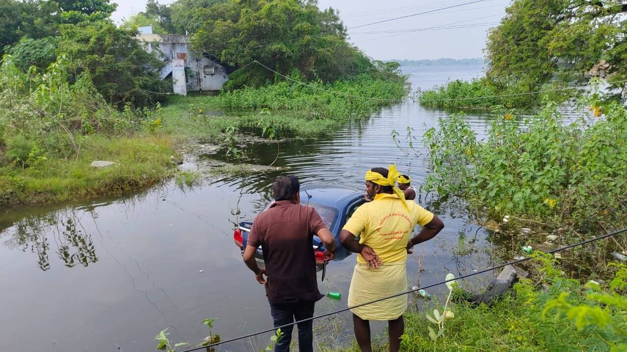 போட்ட பிரேக் அப்படி... ஏரியில் கவிழ்ந்த கார்!