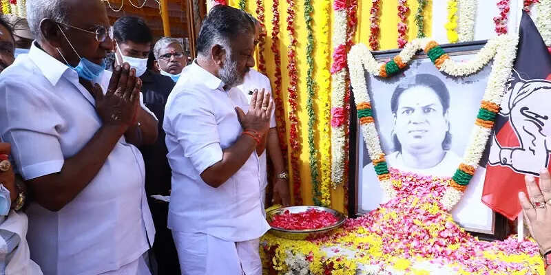 முத்துராமலிங்கத் தேவர் பிறந்தநாள் - அதிமுக சார்பில் ஓபிஎஸ் மரியாதை!!