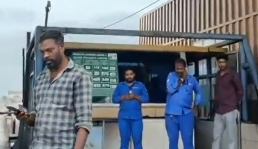 ஈச்சர் லாரியை வழிமறித்து மிரட்டிய கும்பல்... சங்ககிரி சுங்கச்சாவடி அருகே பரபரப்பு