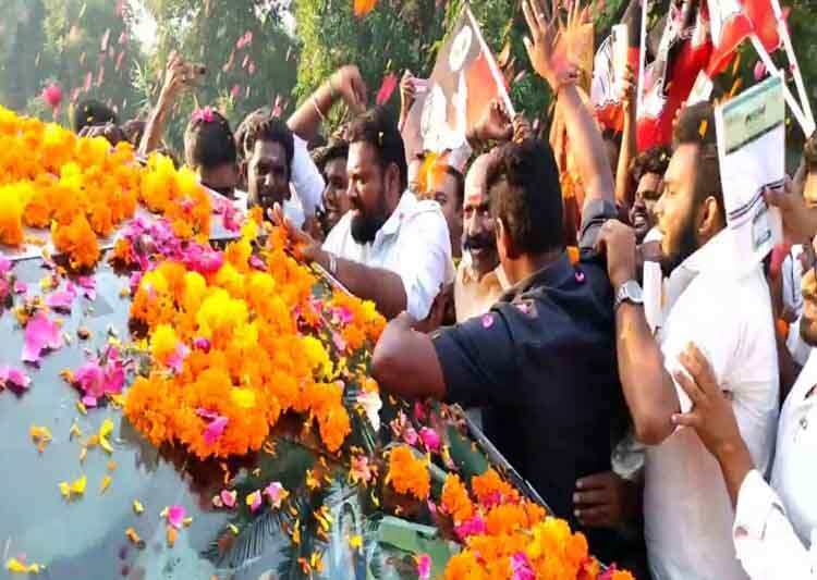 மீண்டும் ஆதரவாளர்களுடன் எடப்பாடி! வழக்கறிஞர்களும் பங்கேற்பு!