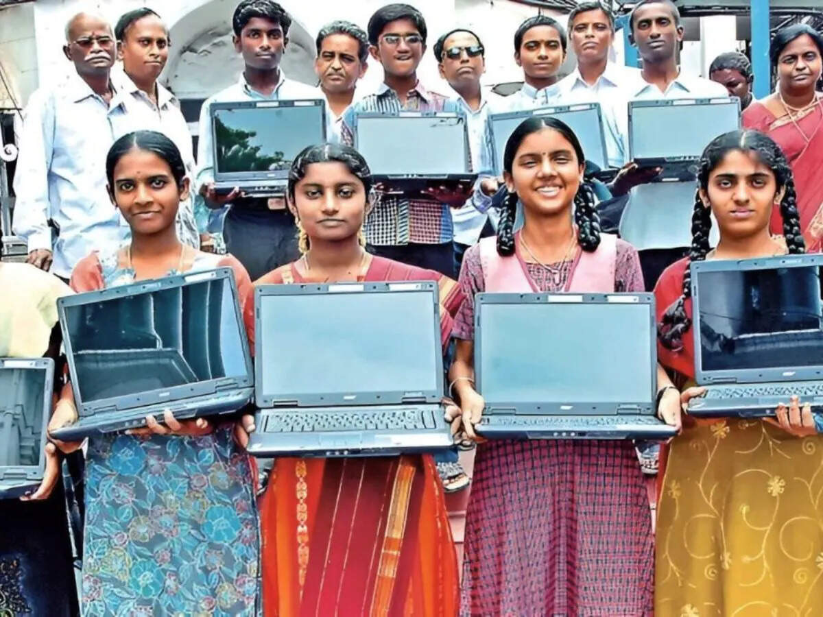 இன்னும் 15 நாட்களில் கல்லூரி மாணவர்களுக்கு லேப்டாப்! வெளியான சூப்பர் தகவல்