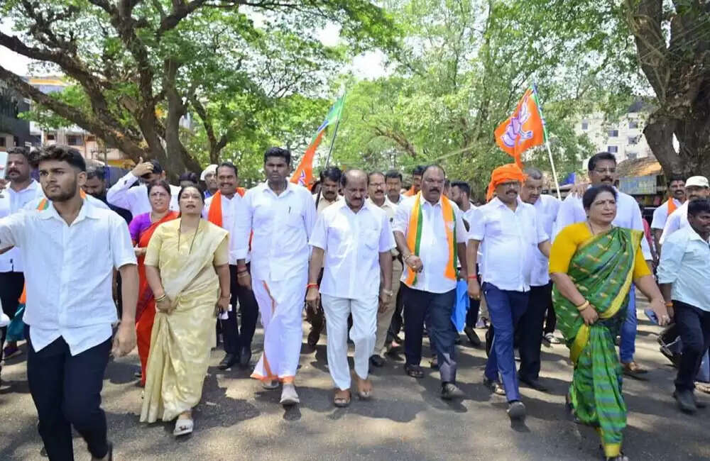 அண்ணாமலை சென்ற ஹெலிகாப்டரில் கட்டுக்கட்டாக பணமா? இருமாநில அரசியலில் பரபரப்பு