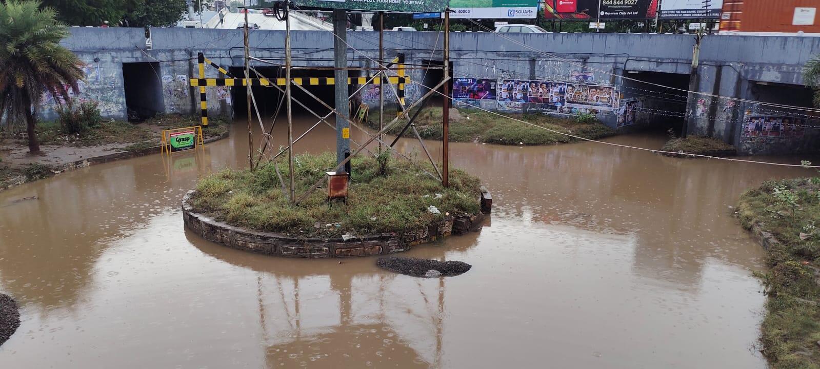 கோவை மாநகரில் நள்ளிரவில் கொட்டித்தீர்த்த கனமழை... தாழ்வான பகுதிகளில் மழைநீர் சூழ்ந்ததால் போக்குவரத்து பாதிப்பு!