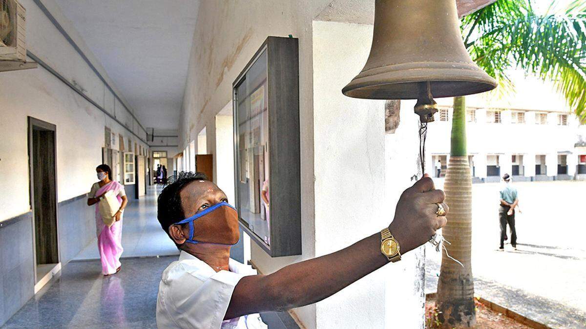 பள்ளிகளில் நடைமுறைக்கு வந்தது ‘வாட்டர் பெல்’ திட்டம்..