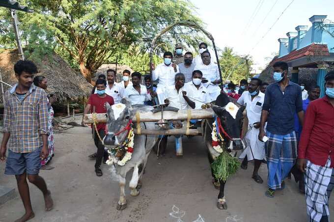 மாட்டுவண்டியில் சென்று பொங்கல் பண்டிகையை கொண்டாடிய நாகை ஆட்சியர்!
