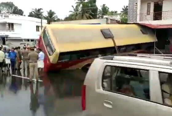 விபத்தில் சிக்கிய கேரள பேருந்து - 10 பேர் காயம்!!