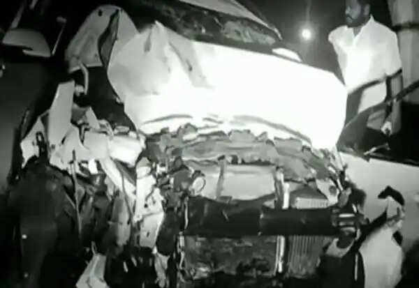 காலையில் அரங்கேறிய சோகம்..! கார்கள் நேருக்கு நேர் மோதியதில் 5 பேர் பலி..!!