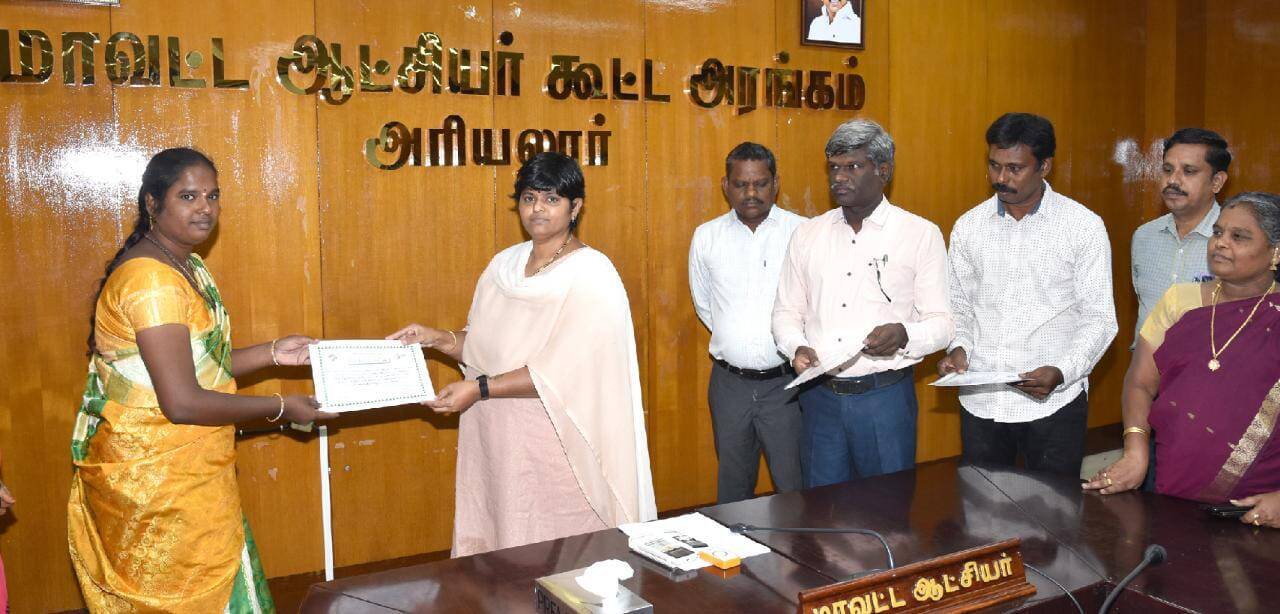 அரியலூரில் சிறப்பாக பணியாற்றிய வாக்குச்சாவடி நிலை அலுவலர்களுக்கு பாராட்டு சான்றிதழ் வழங்கிய ஆட்சியர்!