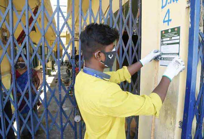 கொரோனா பாதிப்பு அதிகரிப்பு - மீண்டும் வீடுகளில் ஸ்டிக்கர் ஒட்டும் பணி தொடக்கம்