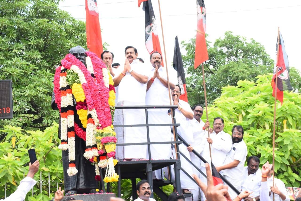 தந்தை பெரியாரின் திருவுருவ சிலைக்கு எடப்பாடி பழனிசாமி மாலை அணிவித்து மரியாதை!