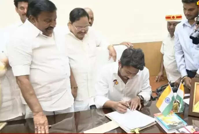கோப்புகளில் கையெழுத்திட்டார் புதிய அமைச்சர் உதயநிதி ஸ்டாலின்