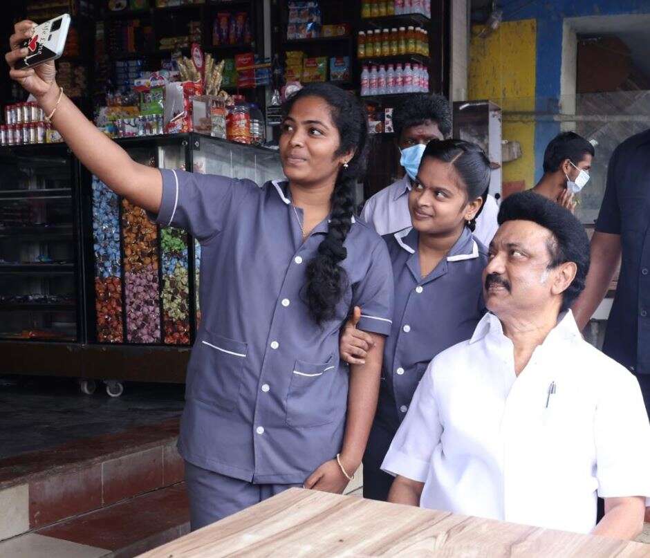 தேநீர் கடையில் பொதுமக்களுடன் செல்ஃபி எடுத்து கொண்ட முதல்வர்!