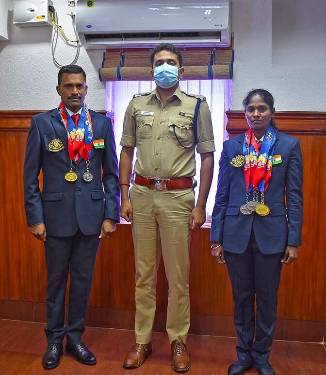 சர்வதேச தடகள போட்டிகளில் வென்ற காவலர்களுக்கு சேலம் மாவட்ட எஸ்.பி., பாராட்டு