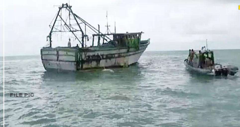 நாகை மீனவர்கள் மீது இலங்கை கடற்கொள்ளையர்கள் தாக்குதல் - மீன்கள், வலைகள் கொள்ளை