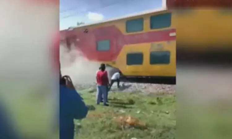 சென்னை-பெங்களூரு டபுள் டெக்கர் ரயிலில் இருந்து திடீரென வெளியேறி புகை - பயணிகள் அதிர்ச்சி