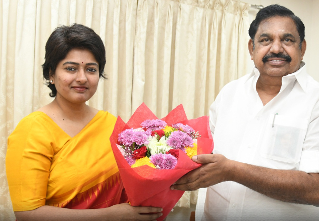 #Breaking அதிமுகவில் இணைந்தார் நடிகை காயத்ரி ரகுராம்