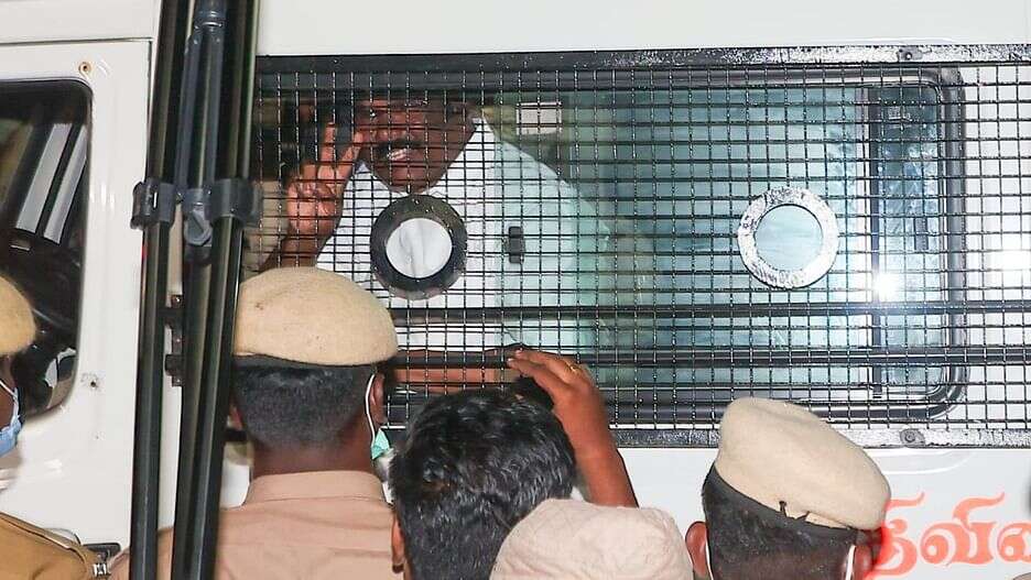 நில அபகரிப்பு வழக்கில் கைதான முன்னாள் அமைச்சர் ஜெயக்குமார் ஜாமீன் கோரி மனு - காவல் துறை பதிலளிக்க உத்தரவு