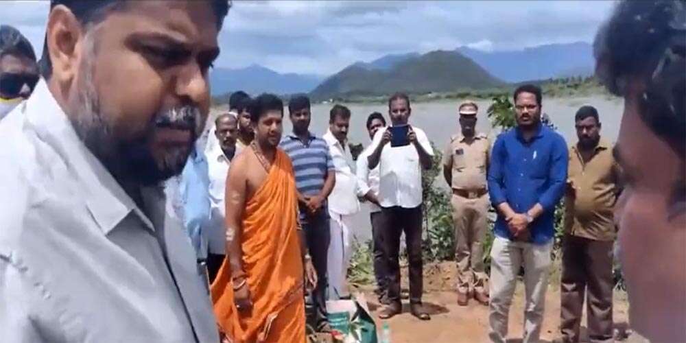 அரசு விழாவில் பூமி பூஜையா? அர்ச்சகரை விரட்டியடித்த திமுக எம்.பி. - வைரலாகும் வீடியோ