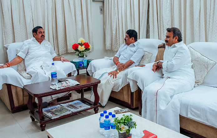 தமிழக அரசியலில் திடீர் பரபரப்பு! எடப்பாடி - நயினார் நாகேந்திரன் ரகசிய சந்திப்பு!