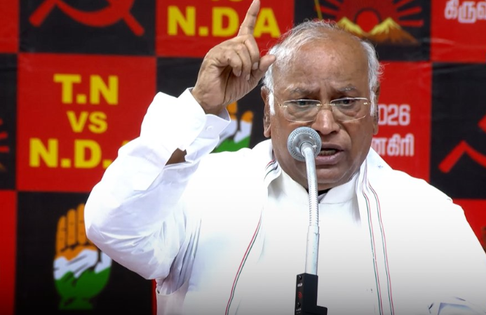 “தமிழ்நாட்டு மக்களே.. உங்களுக்கு மக்கள் நலனை காக்கும் ஸ்டாலின் வேணுமா?மக்களுக்கு எதிரான மோடி வேணுமா?”- கார்கே