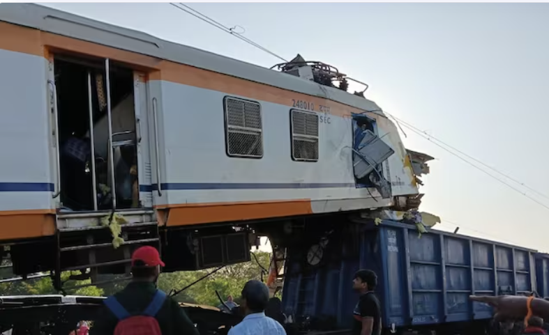 சரக்கு ரயில் மீது பயணிகள் ரயில் மோதிய விபத்தில் 6 பேர் பலி