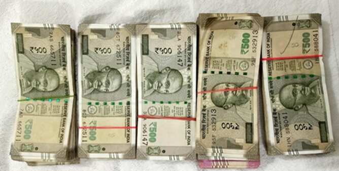 கோவையில் அதிமுக முன்னாள் கவுன்சிலரிடம் உரிய ஆவணமில்லாத ரூ.3 லட்சம் பறிமுதல்!