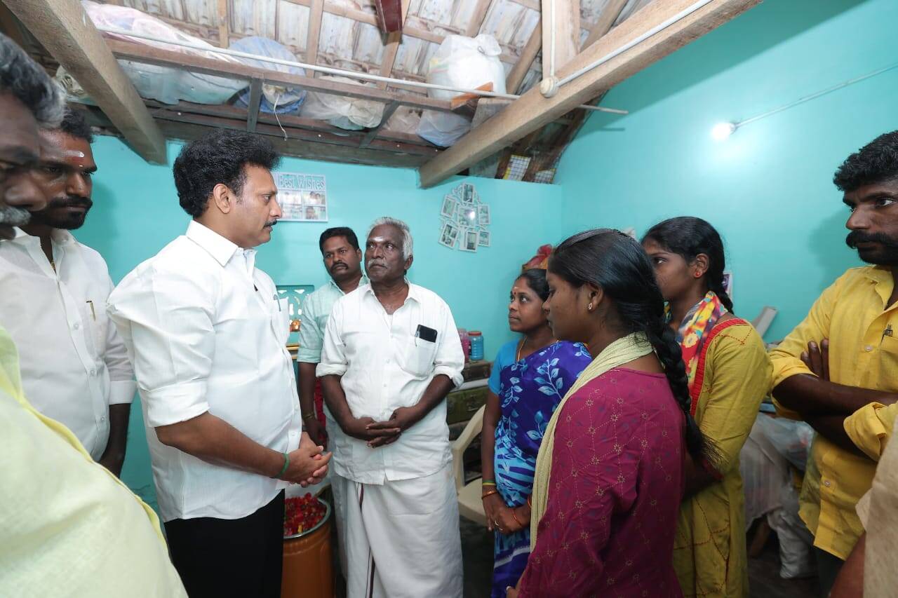 தந்தை இறந்த துக்கத்திலும் பொதுத்தேர்வு எழுதிய மாணவி - அமைச்சர் அன்பில் மகேஷ் ஆறுதல்