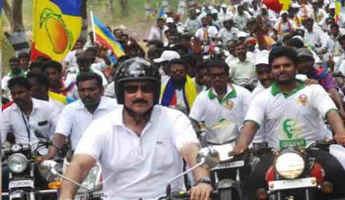 அம்மக்கள் வழங்கும் உணவை சாப்பிட்டு..பாமகவின் இரு சக்கர பேரணி