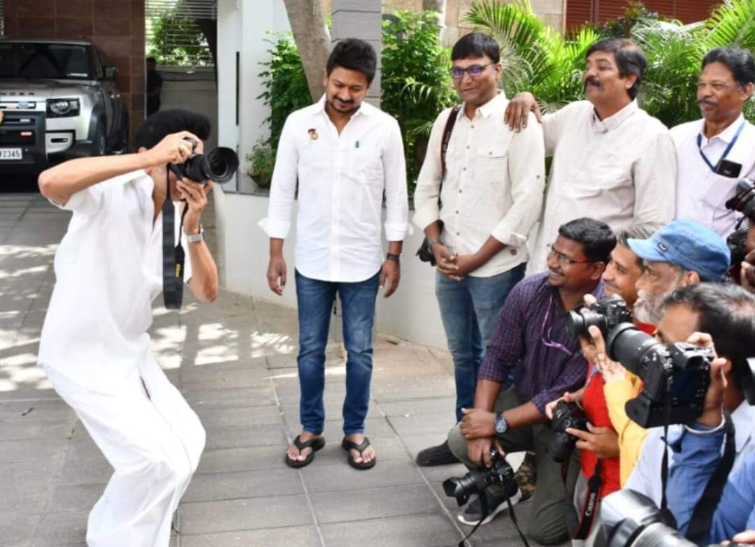 புகைப்பட கலைஞர்களை புகைப்படம் எடுத்த முதல்வர் ஸ்டாலின்