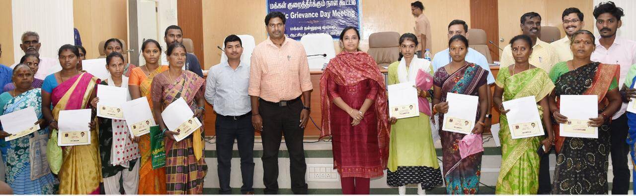 காஞ்சிபுரம் மக்கள் குறைதீர் கூட்டத்தில் இருளர் இன மக்களுக்கு இலவச வீட்டுமனை பட்டாக்கள் வழங்கல்!