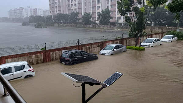 வெள்ளத்தில் மூழ்கிய வாகனங்களை ஸ்டார்ட் செய்ய வேண்டாம்- போக்குவரத்து ஆணையர்