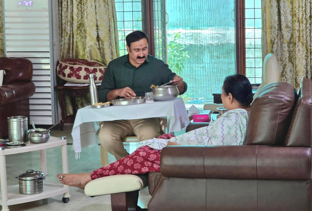தந்தை வீட்டில் இல்லாத நேரத்தில் தாயை சந்தித்து ஆசி பெற்ற அன்புமணி!