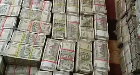 சாலையில் சிதறிய ரூ.7 கோடி - லாரி விபத்தில் சிக்கிய நோட்டு கட்டுகள் - ஆந்திராவில் பரபரப்பு!!