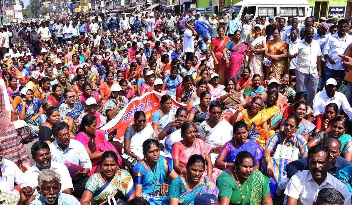 பள்ளிக்கு வராத ஆசிரியர்களுக்கு நோட்டீஸ்- கல்வித்துறை அதிரடி